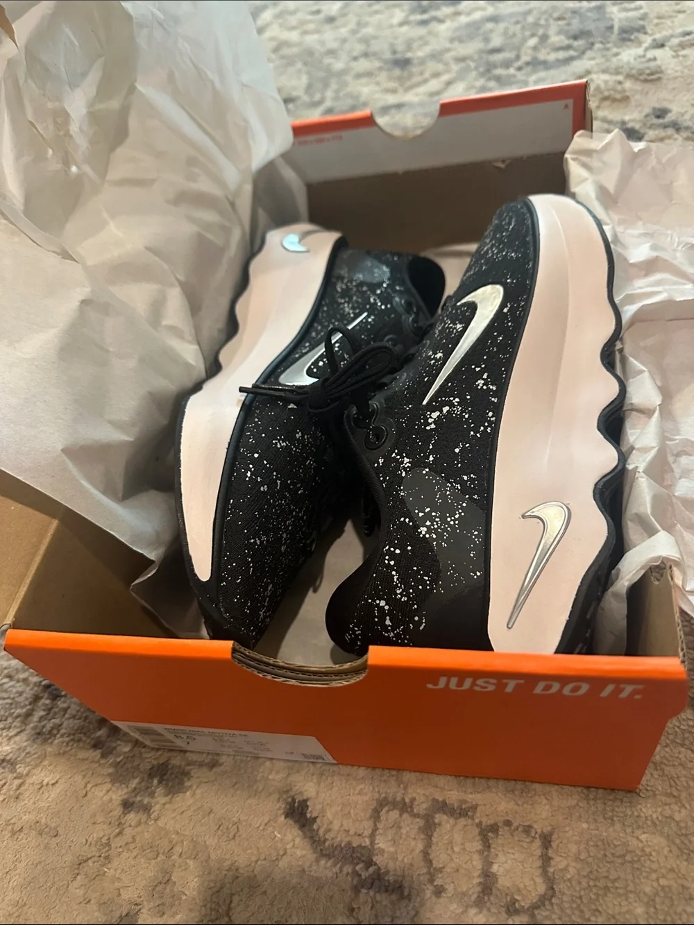 NIKE Motiva SE Walking Sneaker NIB